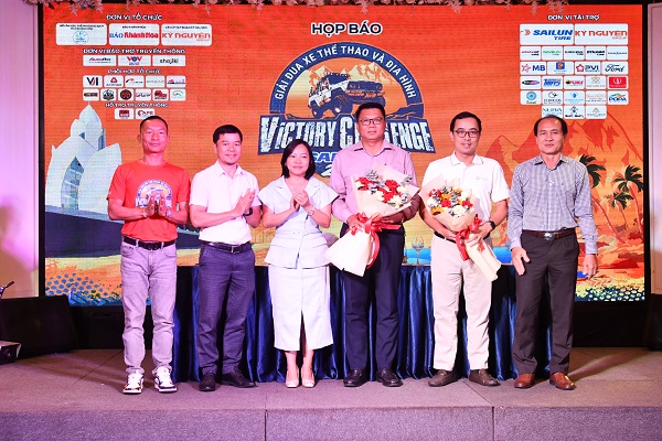 Bà Thái Thị Lệ Hằng- Tỉnh ủy viên, Tổng Biên Tập Báo Khánh Hòa tặng hoa, bằng chứng nhận tri ân các nhà tài trợ