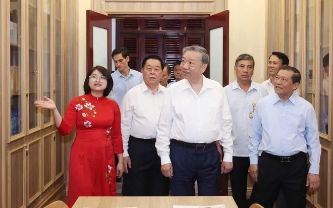 Tổng Bí thư Tô Lâm thăm Phòng truyền thống của Ban Tuyên giáo và Dân vận Trung ương. (Ảnh: TTXVN)