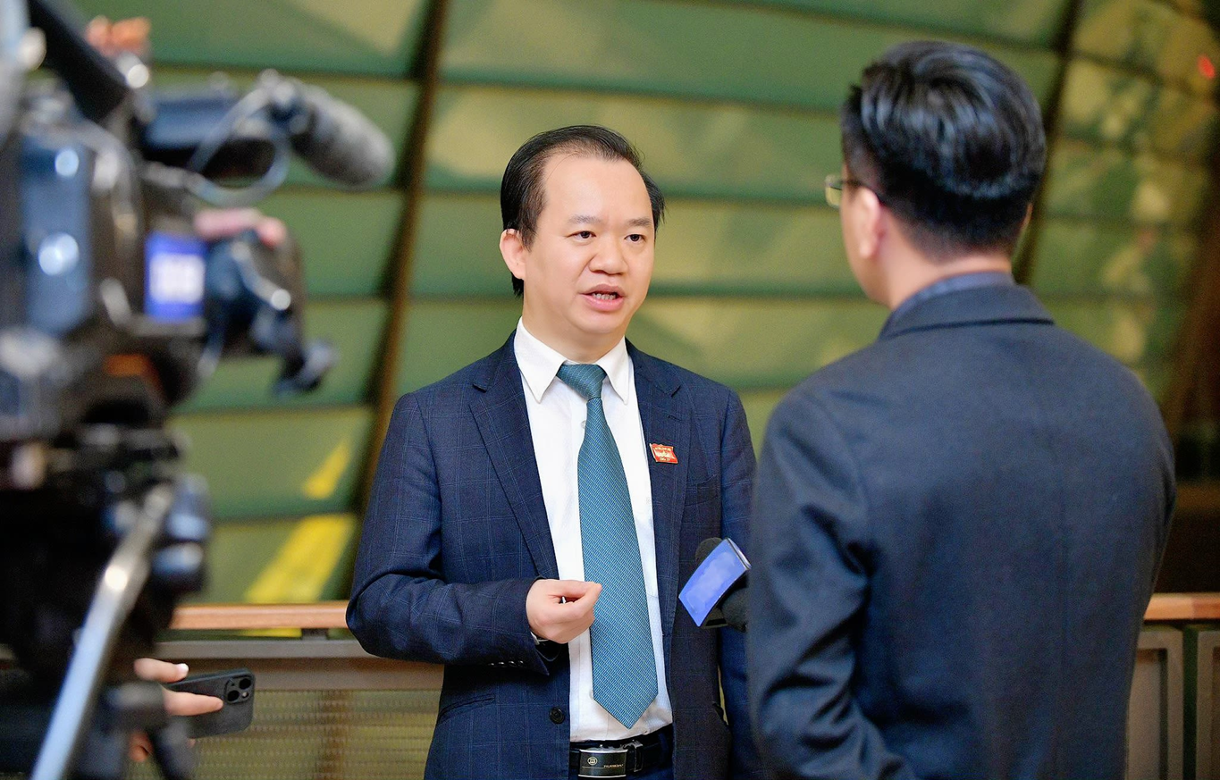 PGS. TS Bùi Hoài Sơn trao đổi với các phóng viên bên hành lang Quốc hội. PGS. TS Bùi Hoài Sơn trao đổi với các phóng viên bên hành lang Quốc hội.