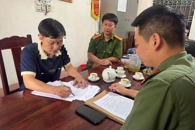 Bức xúc vì vợ bị lừa tiền, ông T đăng lên mạng xã hội Facebook với ngôn từ thô tục, thiếu kiểm soát nên bị xử phạt. Ảnh: CACC. Bức xúc vì vợ bị lừa tiền, ông T đăng lên mạng xã hội Facebook với ngôn từ thô tục, thiếu kiểm soát nên bị xử phạt. Ảnh: CACC.