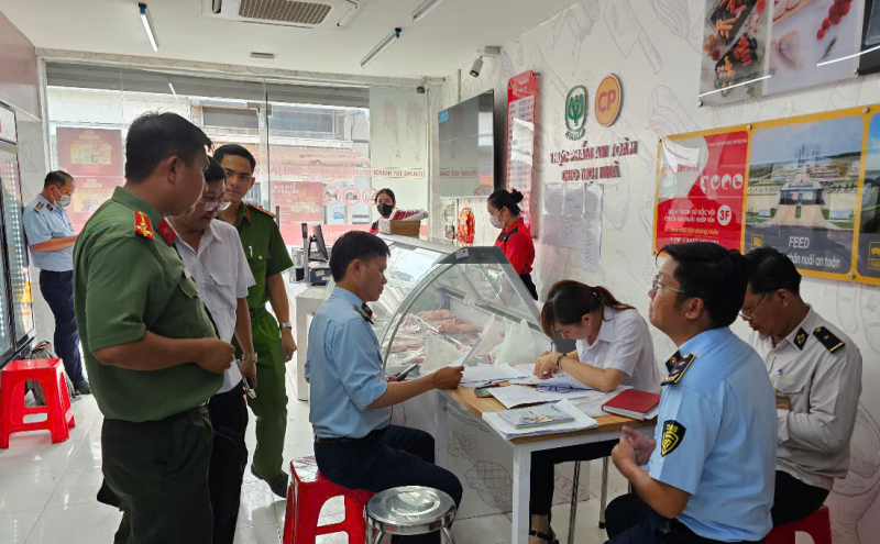 Đoàn liên ngành tỉnh Sóc Trăng kiểm tra cửa hàng CP Fresh Shop tại huyện Mỹ Xuyên.