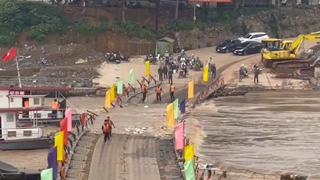 Cầu phao Phong Châu