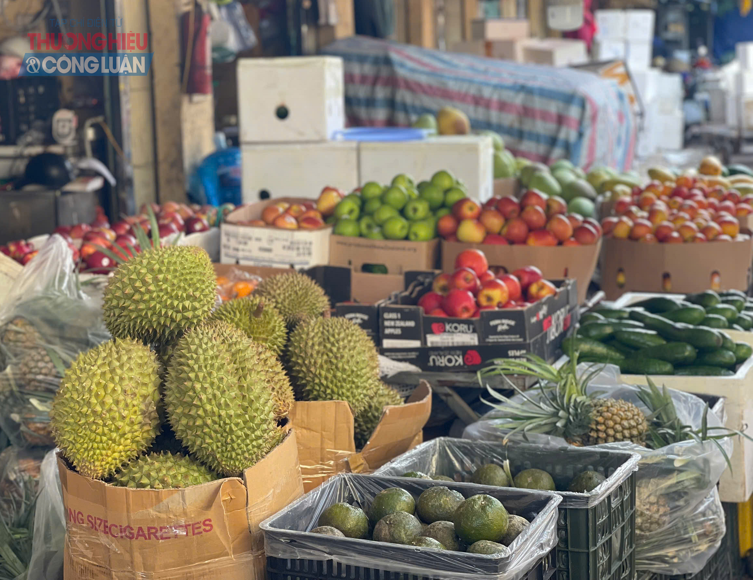 Một cửa hàng bán trái cây tại chợ Long Biên. Một cửa hàng bán trái cây tại chợ Long Biên.