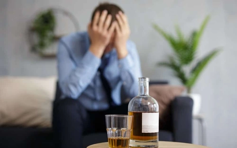 Sử dụng đồ uống có cồn hoặc các chất kích thích dễ gặp triệu chứng mất ngủ.