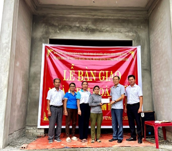 Đại diện lãnh đao xã Quảng Trung trao 80 triệu đồng hỗ trợ gia đình chị Đào Thị Hà, ở thôn Thạch Tiến xây dựng nhà đại đoàn kết. Đại diện lãnh đao xã Quảng Trung trao 80 triệu đồng hỗ trợ gia đình chị Đào Thị Hà, ở thôn Thạch Tiến xây dựng nhà đại đoàn kết.