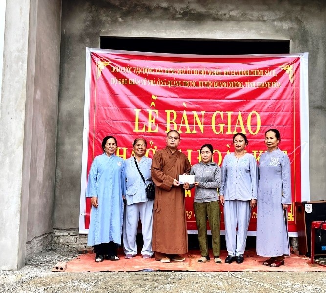 Sư thầy Thích Bản Hoài và các chư tăng, phật tử chùa Bồng Hinh trao 50 triệu đồng hỗ trợ gia đình chị Đào Thị Hà, ở thôn Thạch Tiến xây dựng nhà đại đoàn kết. Sư thầy Thích Bản Hoài và các chư tăng, phật tử chùa Bồng Hinh trao 50 triệu đồng hỗ trợ gia đình chị Đào Thị Hà, ở thôn Thạch Tiến xây dựng nhà đại đoàn kết.