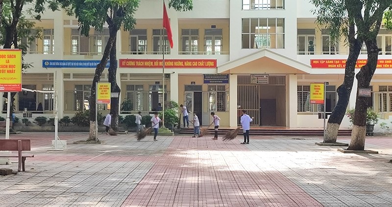 Học sinh Trường THCS Quảng Cát (TP Thanh Hóa) tham gia làm vệ sinh khuôn viên sân trường. Học sinh Trường THCS Quảng Cát (TP Thanh Hóa) tham gia làm vệ sinh khuôn viên sân trường.