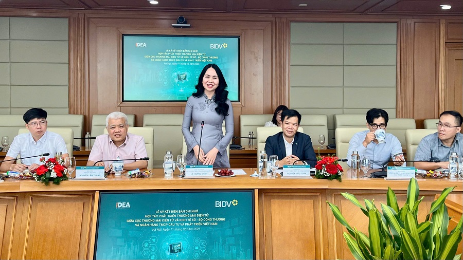 Bà Lê Hoàng Oanh, Cục trưởng Cục Thương mại điện tử và Kinh tế số (Bộ Công Thương) Bà Lê Hoàng Oanh, Cục trưởng Cục Thương mại điện tử và Kinh tế số (Bộ Công Thương)