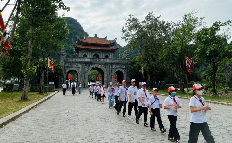 Các em học sinh tham quan Khu di tích lịch sử - văn hóa cố đô Hoa Lư. Các em học sinh tham quan Khu di tích lịch sử - văn hóa cố đô Hoa Lư.