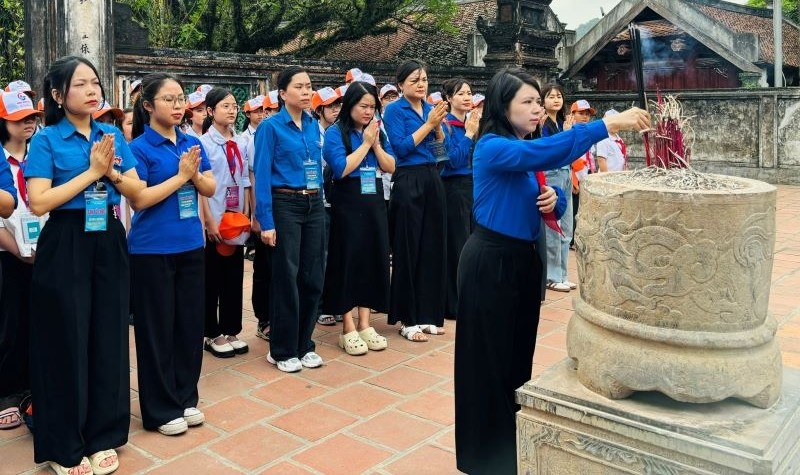 Đại diện Đoàn TNCS Hồ Chí Minh UBND tỉnh Thanh Hóa và các đại biểu dâng hương tại Khu di tích lịch sử - văn hóa cố đô Hoa Lư. Đại diện Đoàn TNCS Hồ Chí Minh UBND tỉnh Thanh Hóa và các đại biểu dâng hương tại Khu di tích lịch sử - văn hóa cố đô Hoa Lư.