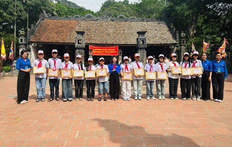 Trao danh hiệu “Ngàn hoa việc tốt” cho các đội viên xuất sắc, cháu ngoan Bác Hồ