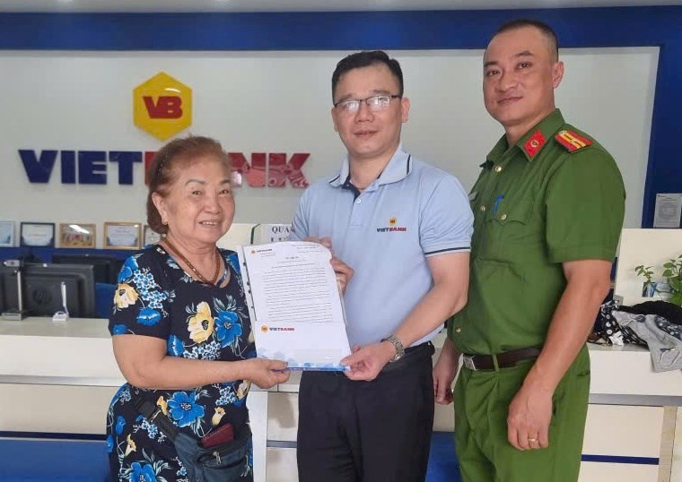 Công an Hải Phòng hướng dẫn trả lại 300 triệu đồng do chuyển tài khoản nhầm