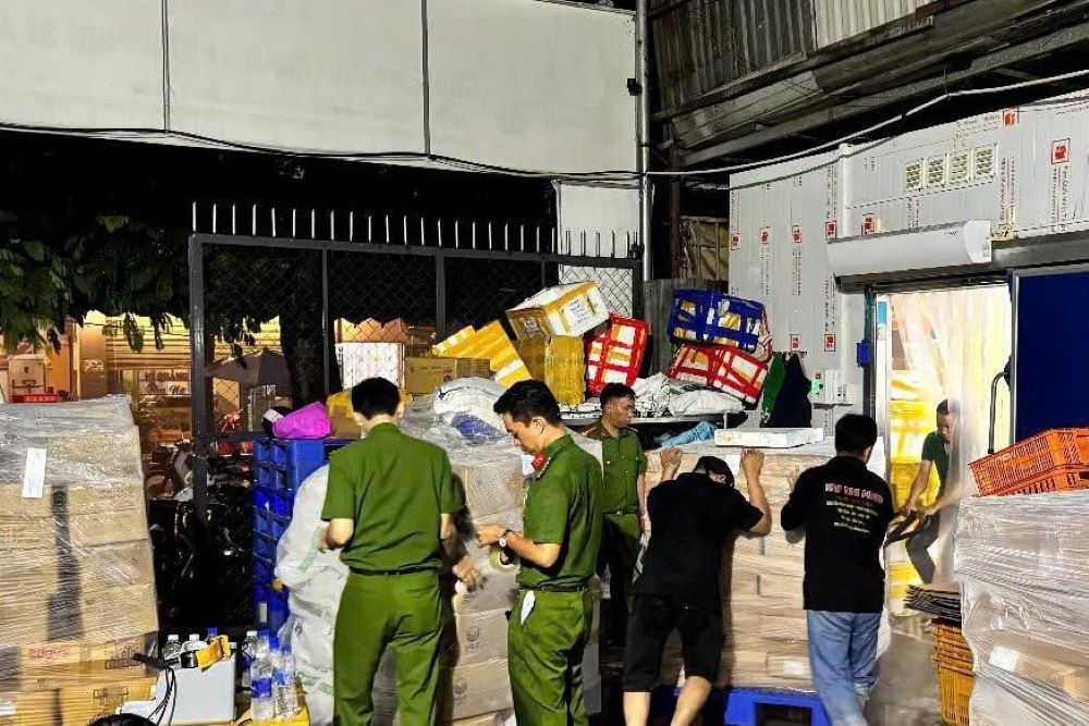 Công an kiểm tra kho lạnh phát hiện 3,4 tấn nội tạng, thịt động vật không nhãn hiệu, không có hóa đơn, chứng từ, chuẩn bị bán ra thị trường. Ảnh: Công an