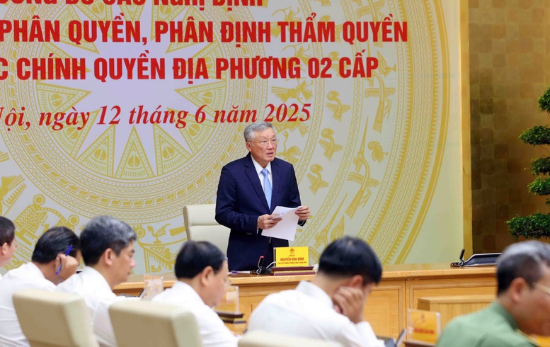 Phó Thủ tướng đề nghị chủ tịch UBND các tỉnh, thành phố trực tiếp chỉ đạo triển khai, tổ chức tập huấn, hướng dẫn cụ thể đến từng cán bộ, công chức các cấp những nội dung quy định tại 28 nghị định sẽ có hiệu lực từ ngày 1/7/2025 - Ảnh: VGP/Nguyễn Hoàng