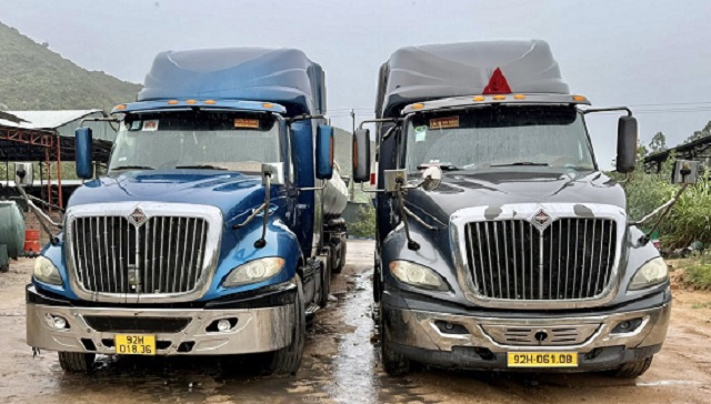 Tạm giữ 2 xe ôtô 92H-01X.XX và xe ôtô 92H-0XX.XX. Ảnh: Hiền Hậu