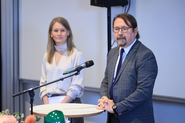 Phó Hiệu trưởng Đại học Kinh tế Stockholm phát biểu chào mừng Thủ tướng Phạm Minh Chính tới thăm và phát biểu chính sách tại trường - Ảnh: VGP/Nhật Bắc Phó Hiệu trưởng Đại học Kinh tế Stockholm phát biểu chào mừng Thủ tướng Phạm Minh Chính tới thăm và phát biểu chính sách tại trường - Ảnh: VGP/Nhật Bắc
