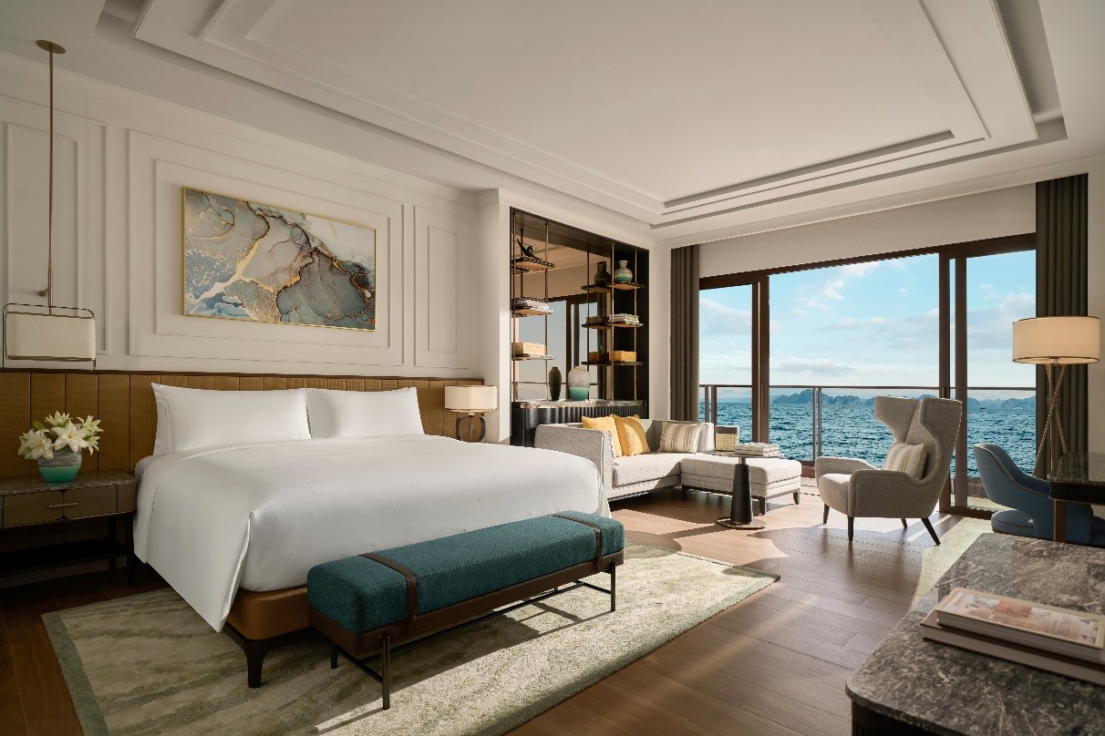Tầm nhìn trực vịnh từ phòng ngủ của biệt thự khu nghỉ dưỡng InterContinental Halong Bay. Ảnh: IHG