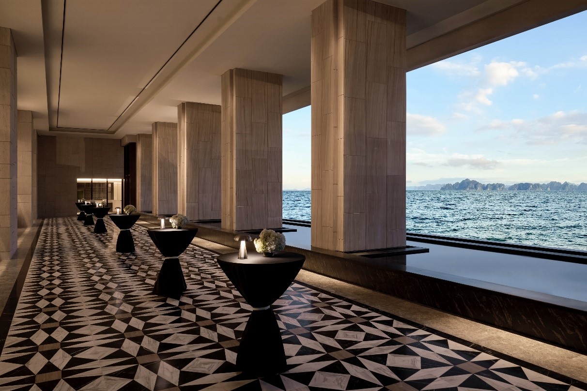 Sân hiên Ti Tốp trong InterContinental Halong Bay. Khu nghỉ dưỡng tri ân bản sắc địa phương đậm nét, từ chi tiết thiết kế đến tên gọi các phân khu, như phòng tiệc Cống Tây, phòng Đông Kinh... Ảnh: IHG
