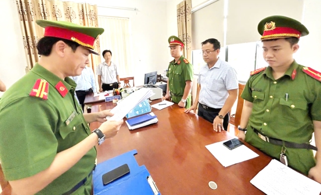 Cơ quan điều tra thi hành lệnh bắt bị can để tạm giam đối với La Mai Đình Hòa, nguyên trưởng phòng bồi thường thuộc Trung tâm Phát triển quỹ đất TP Tam Kỳ Cơ quan điều tra thi hành lệnh bắt bị can để tạm giam đối với La Mai Đình Hòa, nguyên trưởng phòng bồi thường thuộc Trung tâm Phát triển quỹ đất TP Tam Kỳ