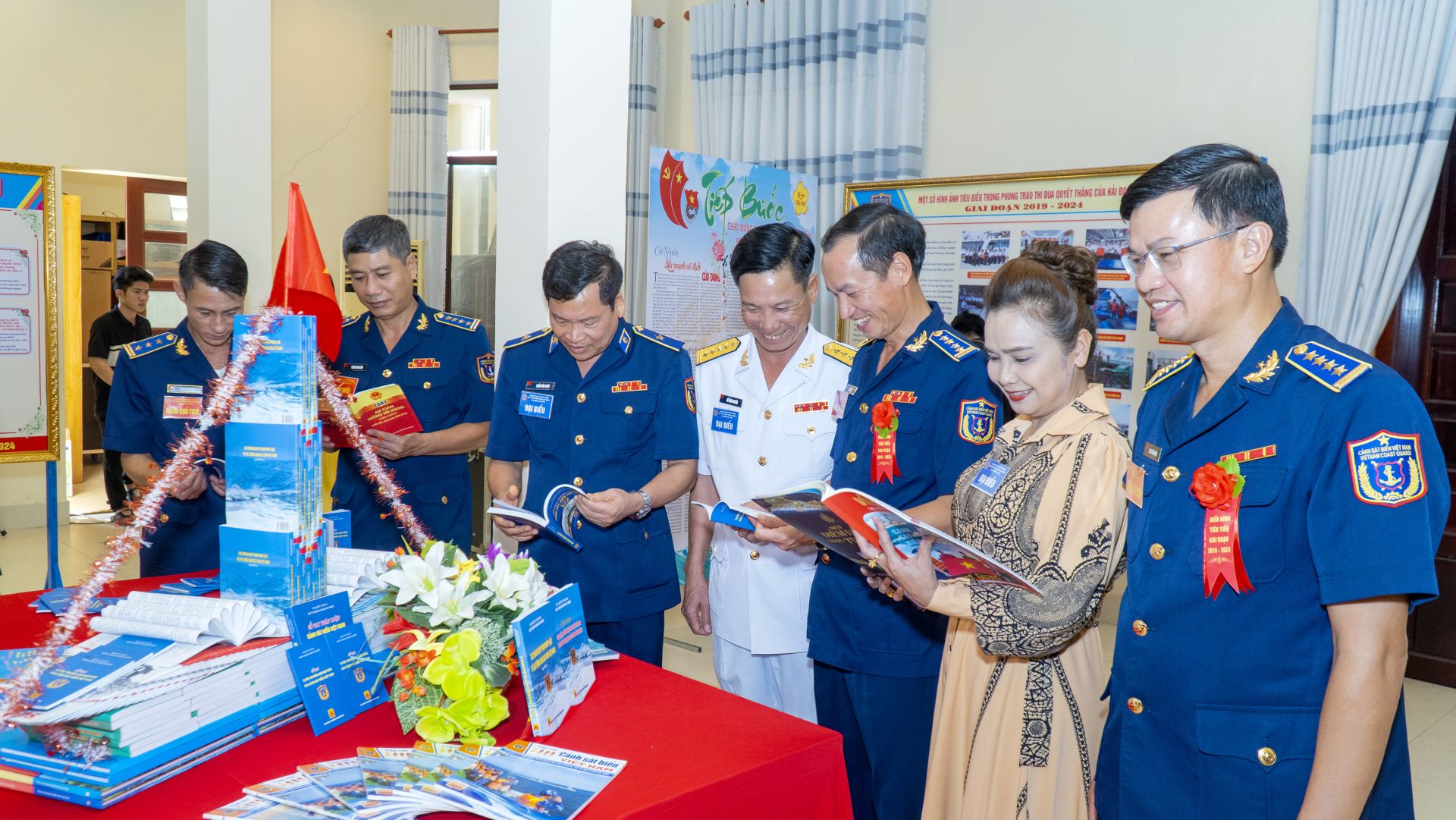 Các đại biểu tham quan gian trưng bày sách, các hoạt động của BTL Vùng CSB 3 tai đại hội thi đua quyết thắng. Các đại biểu tham quan gian trưng bày sách, các hoạt động của BTL Vùng CSB 3 tai đại hội thi đua quyết thắng.