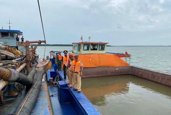 Lực lượng chức năng kiểm tra phương tiện khai thác, vận chuyển cát trái phép. Ảnh: Thủy đoàn II, Cục CSGT. Lực lượng chức năng kiểm tra phương tiện khai thác, vận chuyển cát trái phép. Ảnh: Thủy đoàn II, Cục CSGT.