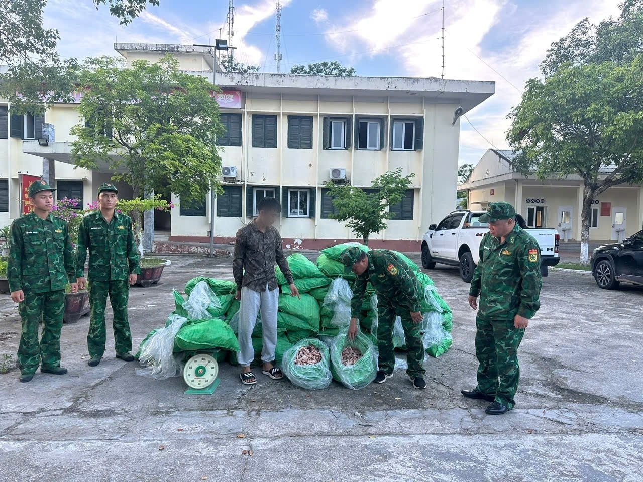 Quảng Ninh: Bắt giữ hơn 560kg chân gà đông lạnh không rõ nguồn gốc, xuất xứ