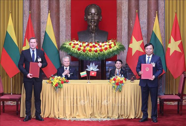 Chủ tịch nước Lương Cường và Tổng thống Lithuania Gitanas Nauseda chứng kiến lễ kết Bản ghi nhớ về hợp tác trong lĩnh vực nông nghiệp giữa Bộ Nông nghiệp và Môi trường Việt Nam và Bộ Nông nghiệp Lithuania - Ảnh: TTXVN