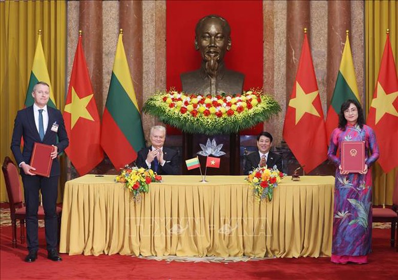 Chủ tịch nước Lương Cường và Tổng thống Lithuania Gitanas Nauseda chứng kiến lễ ký kết Bản ghi nhớ giữa Bộ Công Thương Việt Nam và Bộ Năng lượng Lithuania về hợp tác trong lĩnh vực năng lượng - Ảnh: TTXVN