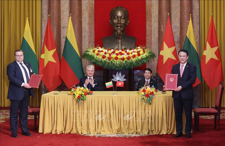 Chủ tịch nước Lương Cường và Tổng thống Lithuania Gitanas Nauseda chứng kiến lễ ký kết Ý định thư giữa Bộ Tài chính Việt Nam và Bộ Tài chính Lithuania - Ảnh: LithuaniaTTXVN