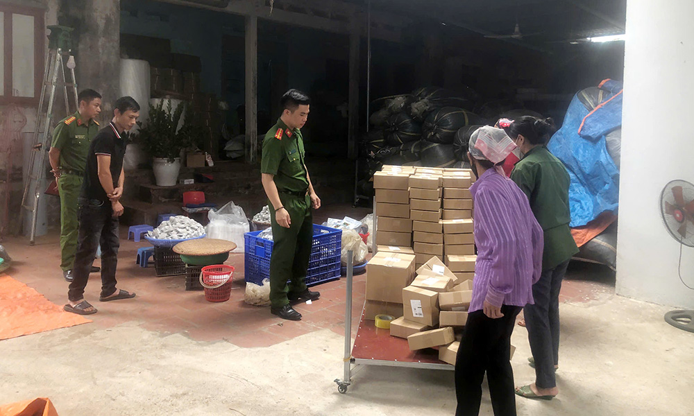 Lực lượng chức năng kiểm tra cơ sở sản xuất của hộ kinh doanh Hoàng Văn Thắng. Lực lượng chức năng kiểm tra cơ sở sản xuất của hộ kinh doanh Hoàng Văn Thắng.