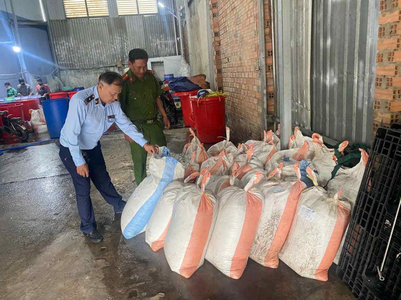 Bình Dương: Tạm giữ 1,1 tấn hạt đác không rõ nguồn gốc chuẩn bị tung ra thị trường