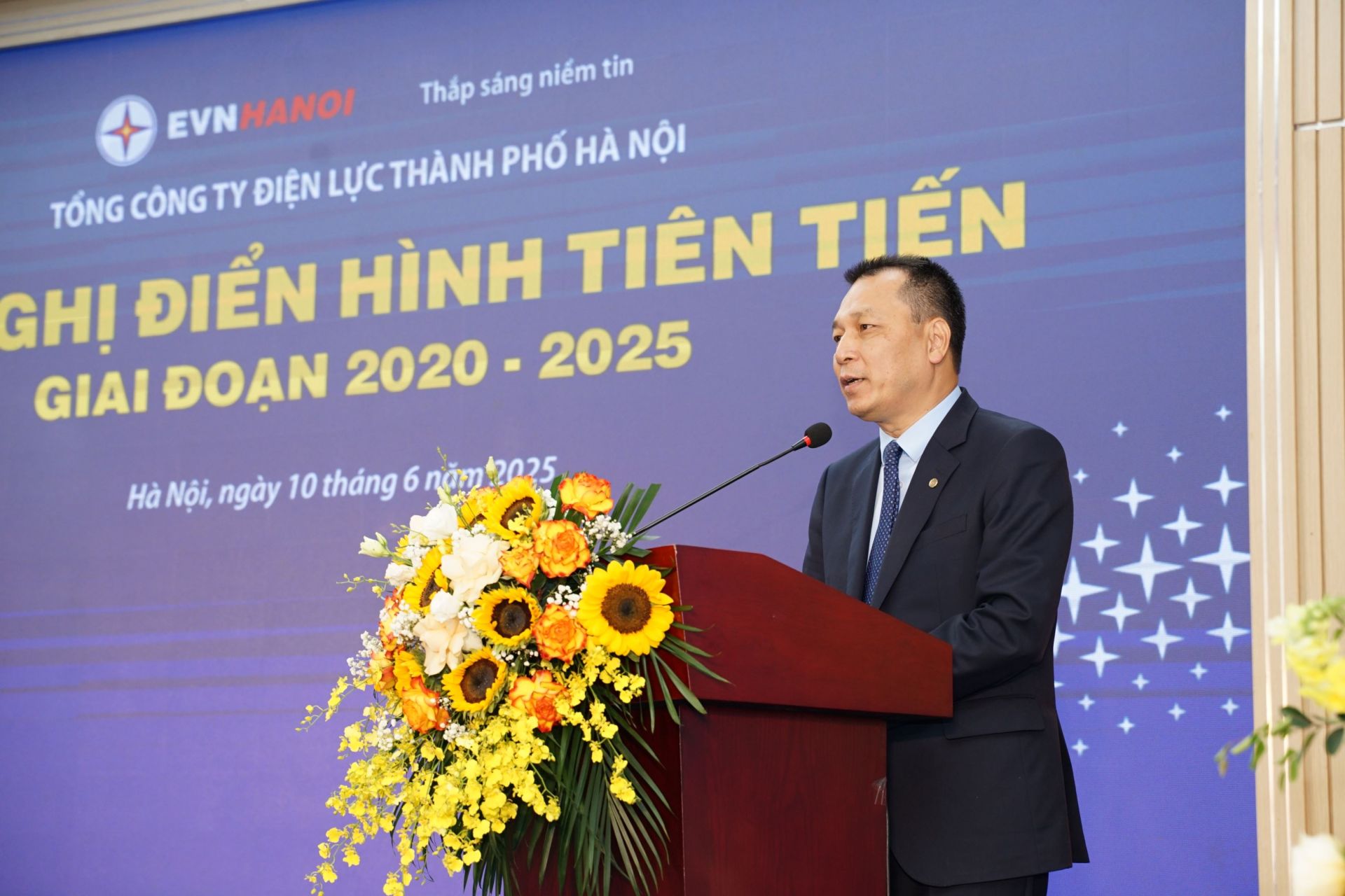 Chủ tịch Hội đồng thành viên EVN Đặng Hoàng An biểu dương và chúc mừng 235 điển hình tiên tiến của Tổng công ty Điện lực TP Hà Nội