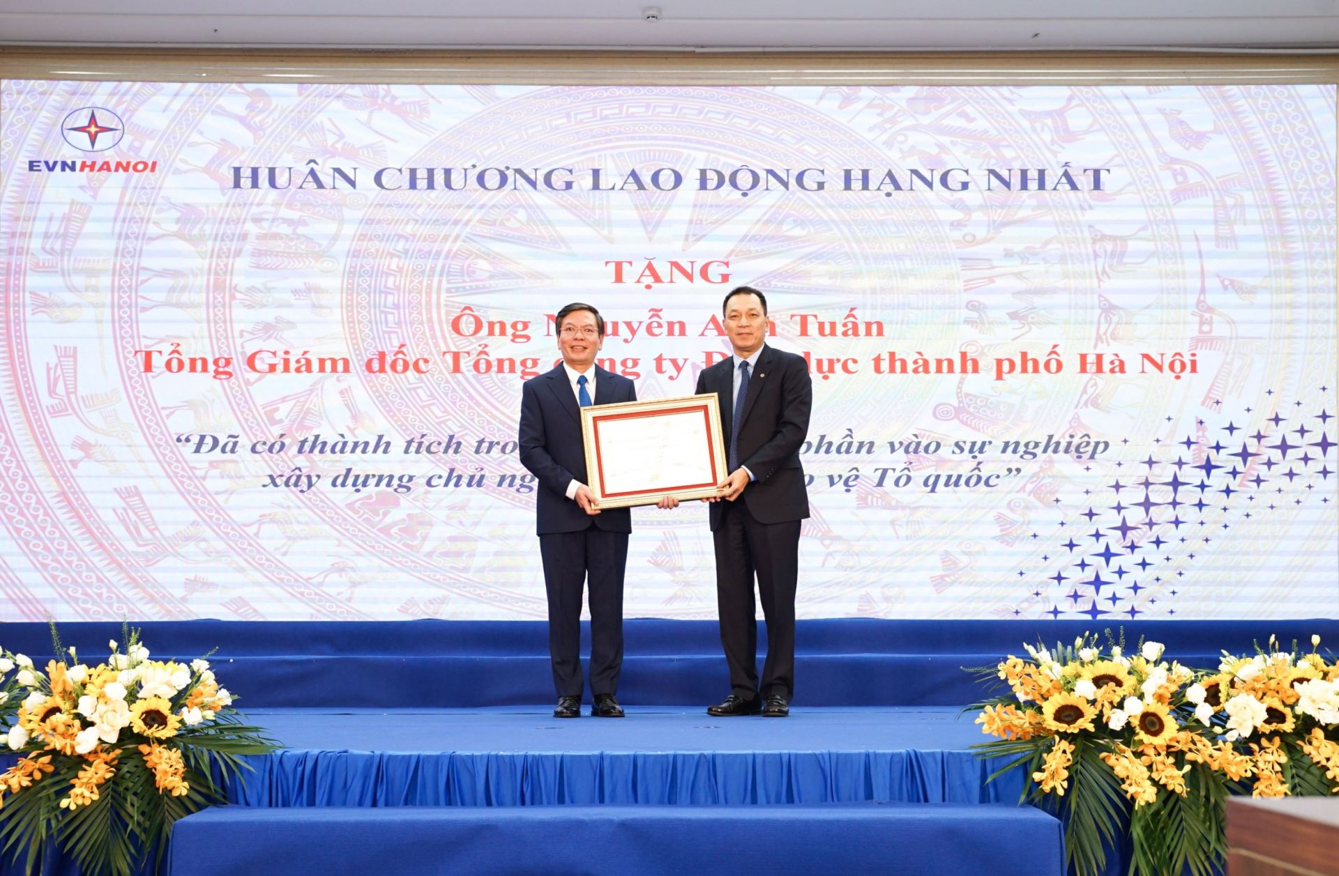 Chủ tịch Hội đồng thành viên EVN Đặng Hoàng An (bên phải) thừa ủy quyền của Chủ tịch nước trao tặng Huân chương Lao động hạng Nhất cho Tổng giám đốc EVNHANOI Nguyễn Anh Tuấn