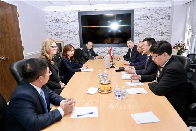 Bộ trưởng Bộ Công Thương Nguyễn Hồng Diên tiếp và làm việc với Tập đoàn Walmart. Ảnh: TTXVN phát