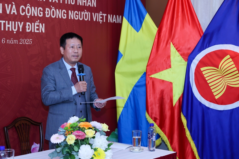 Đại sứ Việt Nam tại Thuỵ Điển Trần Văn Tuấn báo cáo - Ảnh: VGP/Nhật Bắc