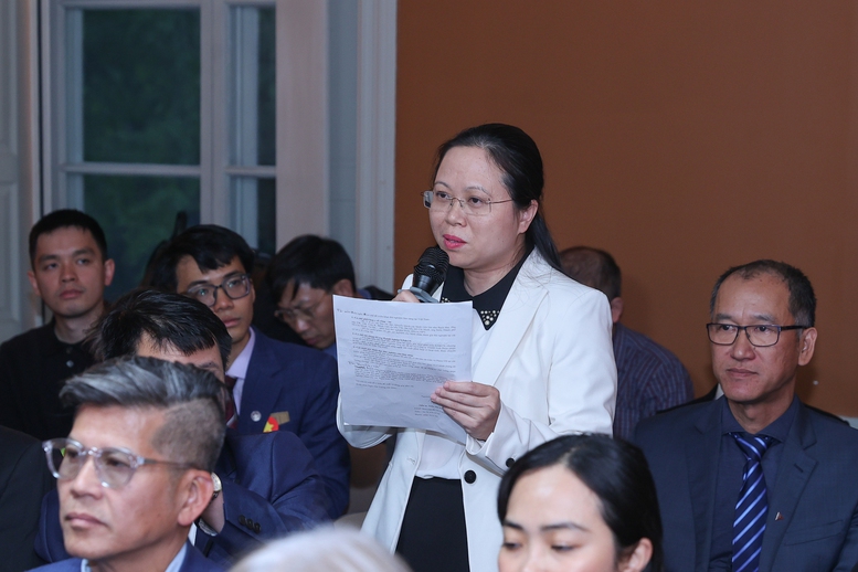 TS. Trần Thị Hiền, Khoa ung thư miễn dịch và truyền nhiễm, trường Y đại học Lund, Thụy Điển, giới thiệu về dự án nghiên cứu lâm sàng thuốc điều trị ung thư tại Việt Nam - Ảnh: VGP/Nhật Bắc