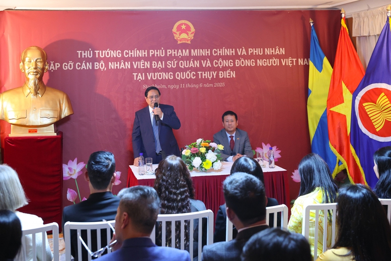 Thủ tướng bày tỏ xúc động trước tình cảm của cộng đồng người Việt Nam tại Thụy Điển, thể hiện trách nhiệm rất cao với Tổ quốc, xuất phát từ tấm lòng, trái tim của mình - Ảnh: VGP/Nhật Bắc