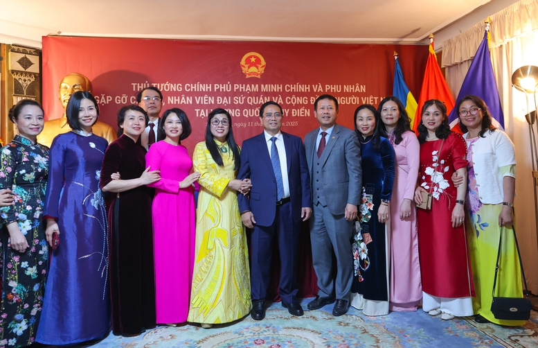 Thủ tướng gặp gỡ kiều bào tại Thụy Điển: 'Tự lo được cho mình cũng là yêu nước'