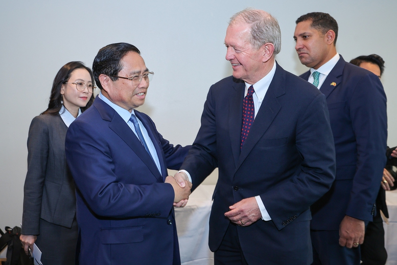 Ông Marcus Wallemberg, Chủ tịch HĐQT Tập đoàn SEB, đồng thời là người đứng đầu Tập đoàn Wallenberg chào đón Thủ tướng Phạm Minh Chính dự bữa ăn sáng làm việc với lãnh đạo các tập đoàn kinh tế lớn của Thụy Điển - Ảnh: VGP/Nhật Bắc