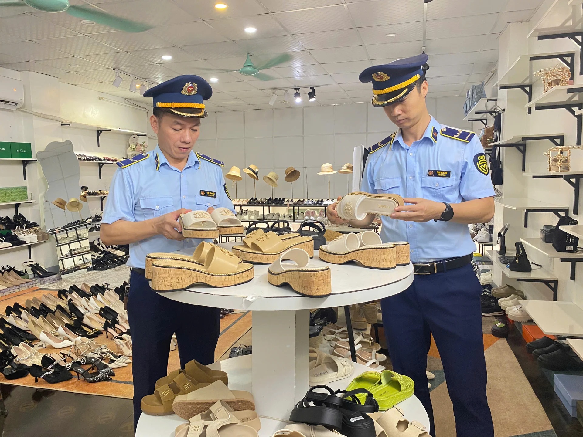 Lực lượng Quản lý thị trường kiểm tra hàng hóa Lực lượng Quản lý thị trường kiểm tra hàng hóa