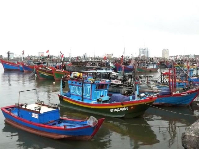 Tàu thuyền neo đậu tránh trú bão tại cảng Nhật Lệ. Tàu thuyền neo đậu tránh trú bão tại cảng Nhật Lệ.