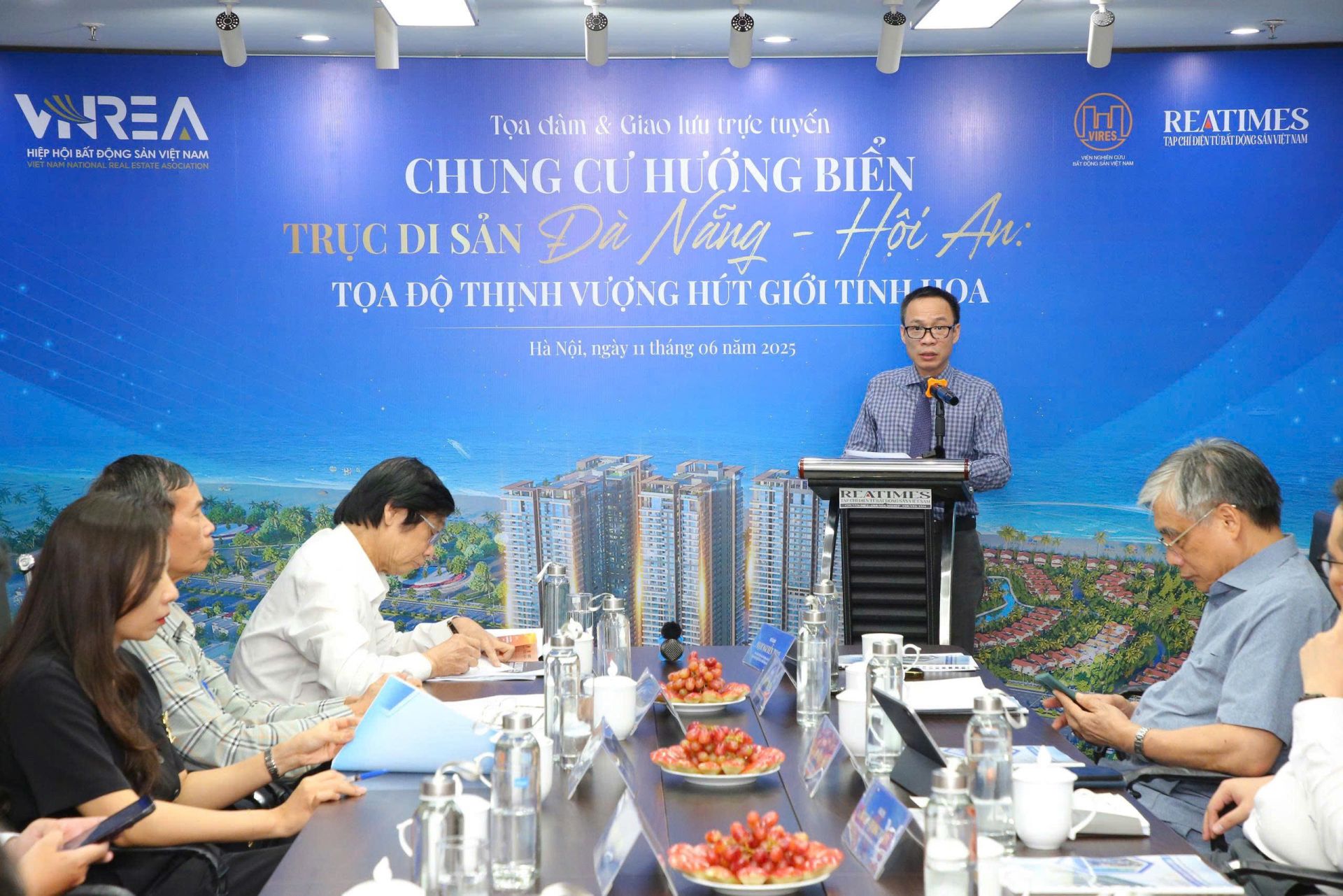 Nhà báo Phạm Nguyên Toan, Tổng biên tập Tạp chí điện tử Bất động sản Việt Nam (Reatimes) phát biểu tại tọa đàm