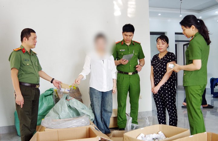 Công an tỉnh Thái Nguyên bắt giữ đối tượng Hồ Thị Hoa cùng tang vật. Ảnh: Minh Thắng