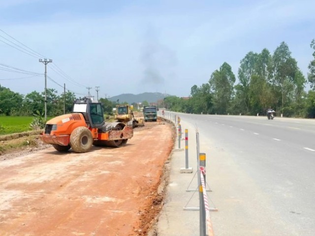 Dự án mở rộng Quốc lộ 46 đoạn Vinh - Nam Đàn đang được các nhà thầu tích cực đẩy nhanh tiến độ.
