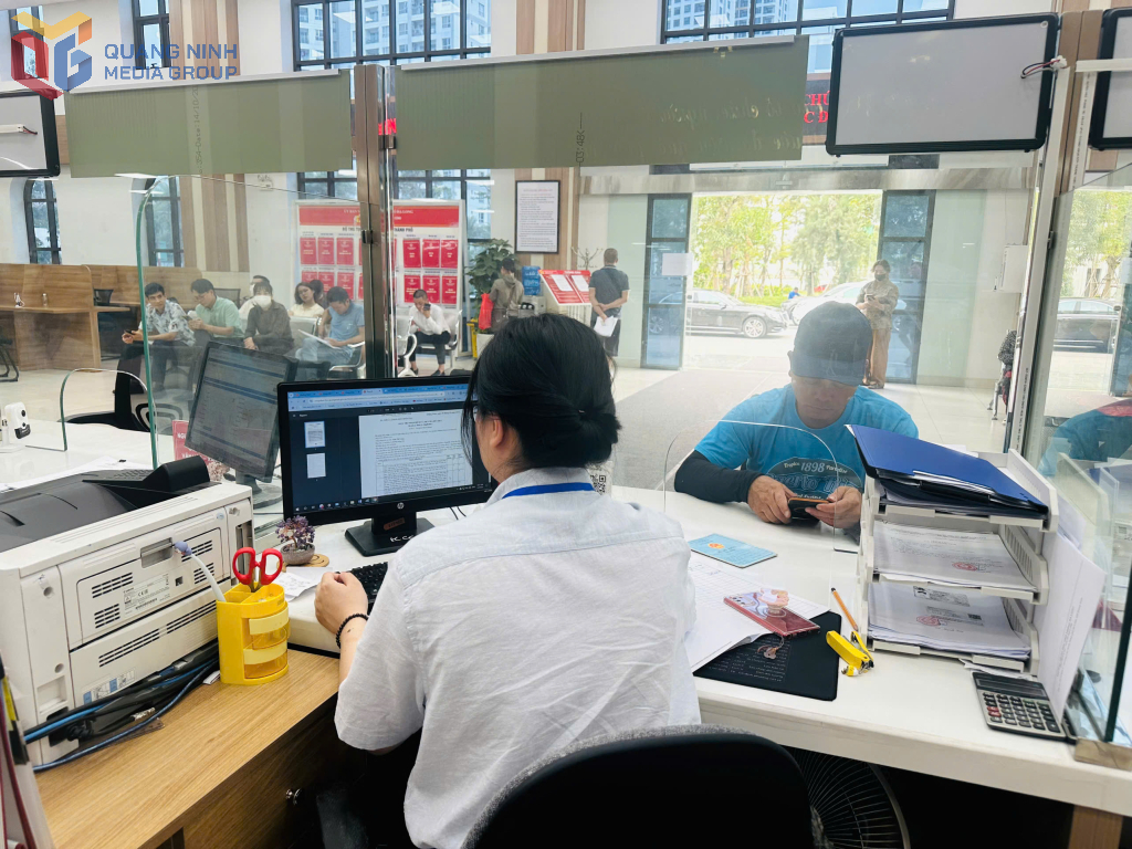 Công chức UBND phường Hồng Gai, TP Hạ Long giải quyết TTHC cho người dân. Công chức UBND phường Hồng Gai, TP Hạ Long giải quyết TTHC cho người dân.