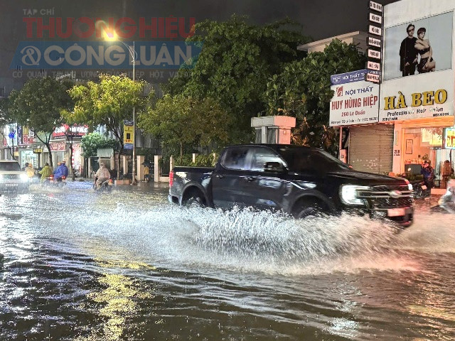 Mùa hè mưa lớn, nhiều phố ngập nước