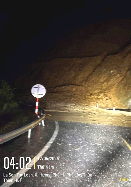 Điểm sạt lở trên đường dẫn vào cao tốc La Sơn- Túy Loan