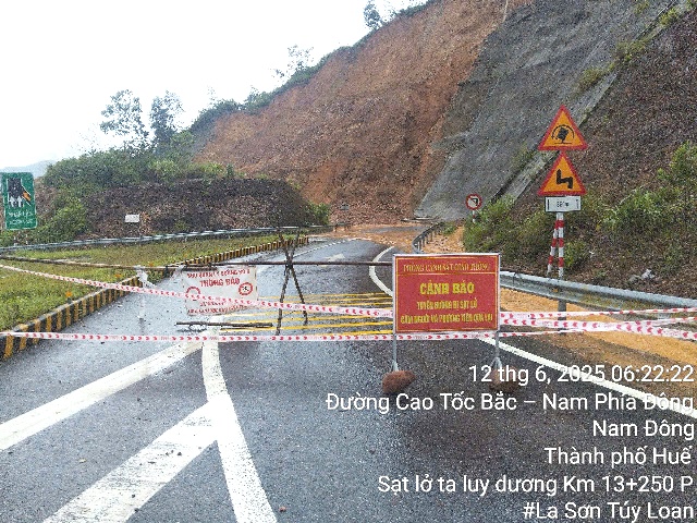 Đường dẫn lên cao tốc La Sơn-Túy Loan sạt lở do ảnh hưởng bão số 1