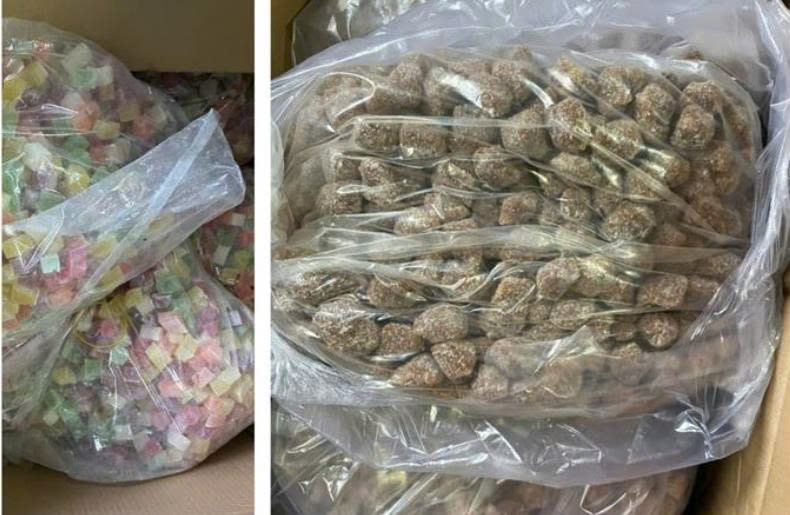 Công an phát hiện tại kho chứa hàng của bà Dung có chứa các mặt hàng trà, mứt, bánh kẹo và các loại rau, củ, quả sấy khô không có hóa đơn, chứng từ chứng minh nguồn gốc, xuất xứ. Công an phát hiện tại kho chứa hàng của bà Dung có chứa các mặt hàng trà, mứt, bánh kẹo và các loại rau, củ, quả sấy khô không có hóa đơn, chứng từ chứng minh nguồn gốc, xuất xứ.