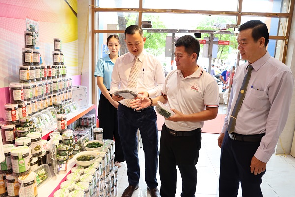 Các vị đại biểu đi tham quan gian hàng